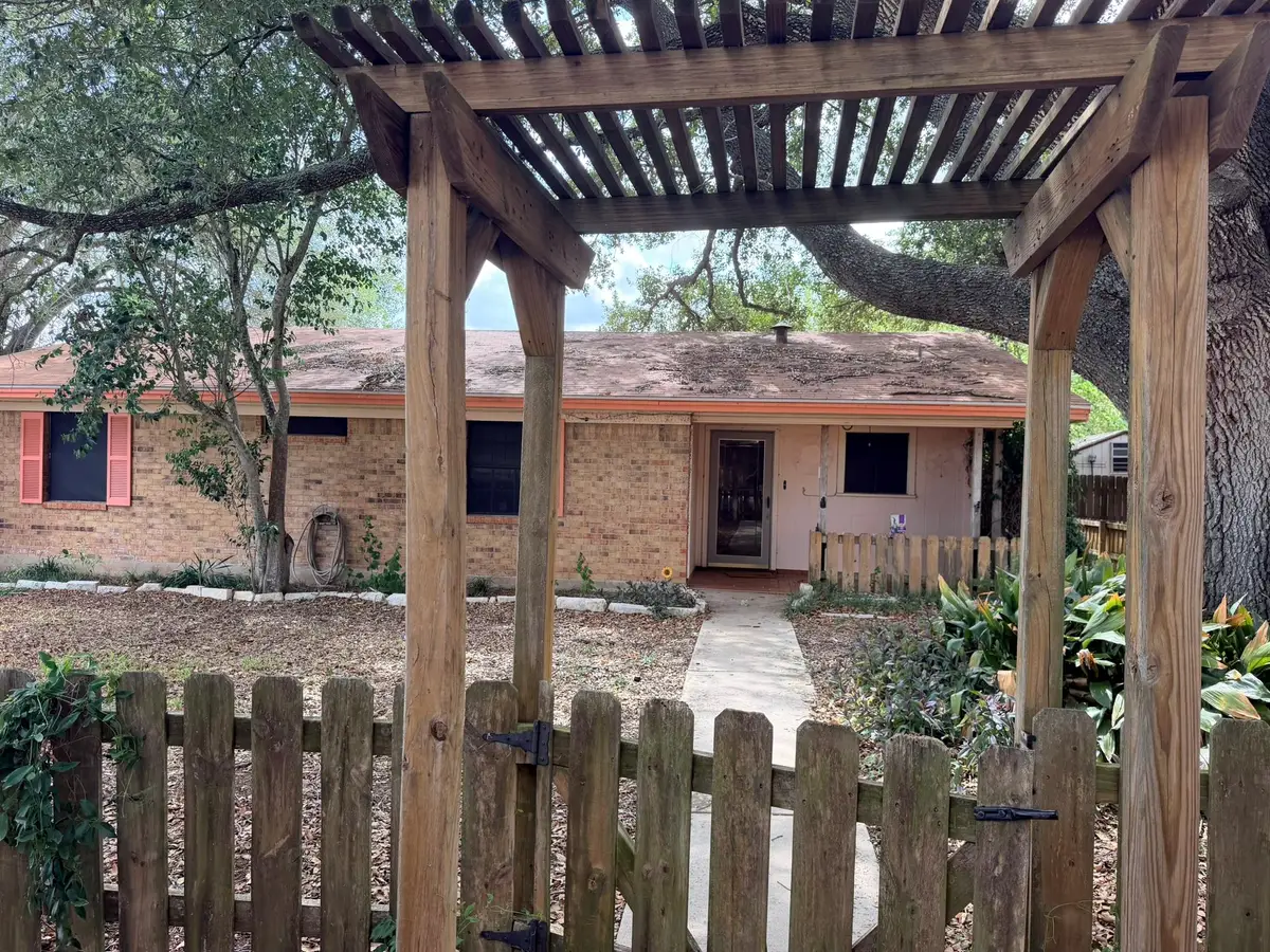 220 Parkview Dr, Luling, TX 78648 - #1