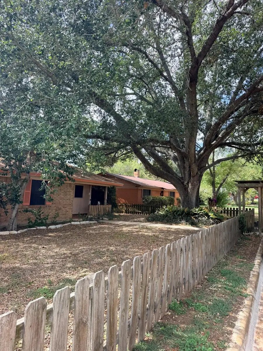 220 Parkview Dr, Luling, TX 78648 - #3