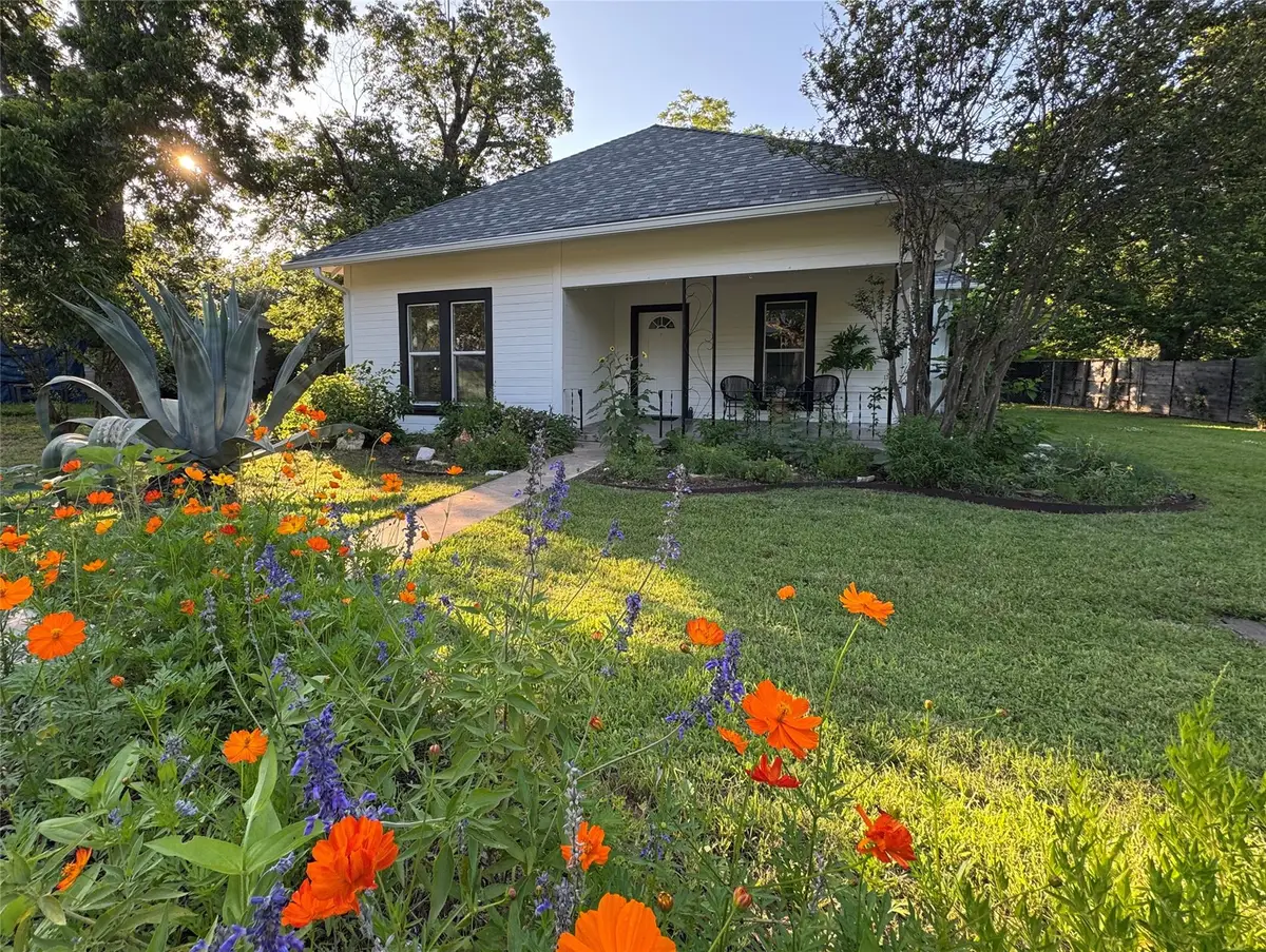 302 E Brenham St, Elgin, TX 78621 - #1