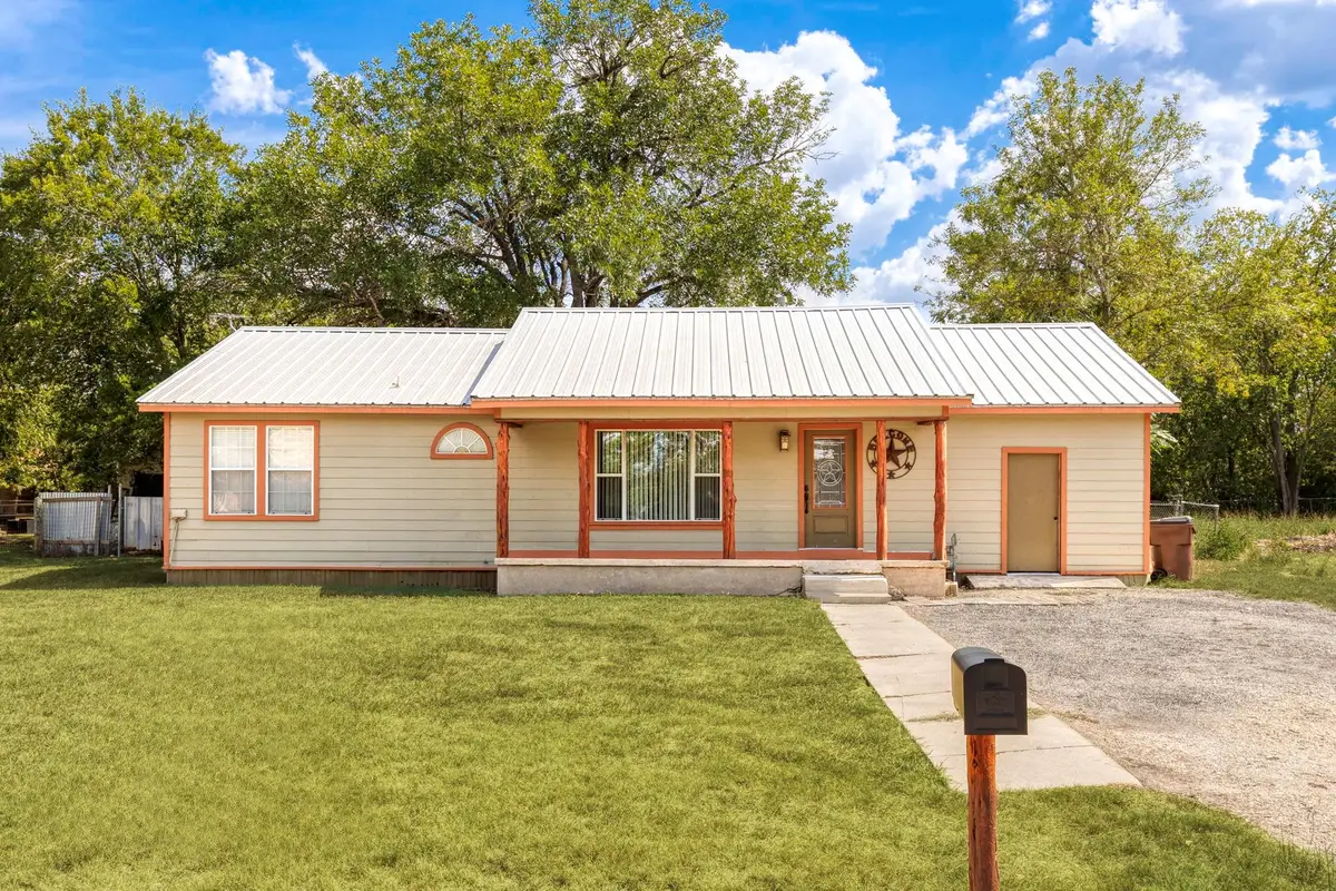 924 W Live Oak St, Lockhart, TX 78644 - Image #1