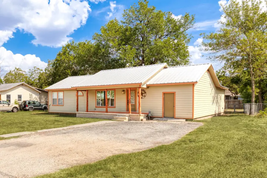 924 W Live Oak St, Lockhart, TX 78644 - Image #3