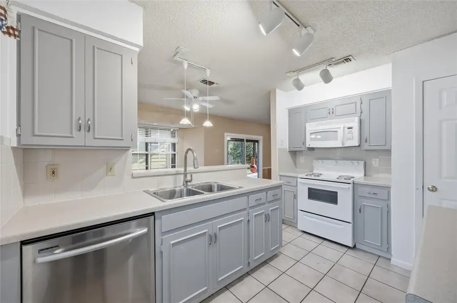 2204 N Celia Dr, Cedar Park, TX 78613 - Image #3