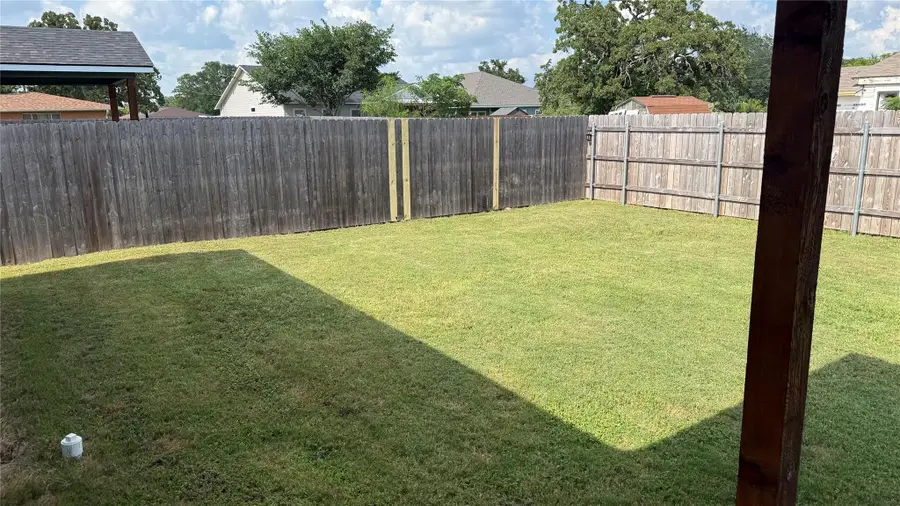 982 S Navarro St, Giddings, TX 78942 - #2