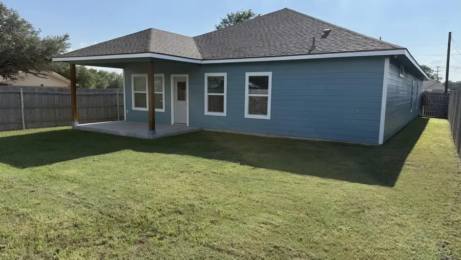 982 S Navarro St, Giddings, TX 78942 - #3