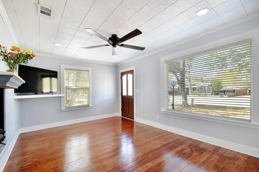 717 S Laurel Ave, Luling, TX 78648 - Image #3