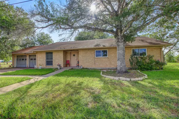 1402 Herder Ave, Schulenburg, TX 78956