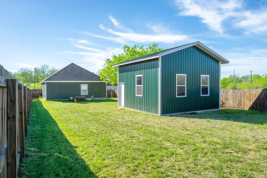 224 Spruce Ave, Luling, TX 78648 - #2