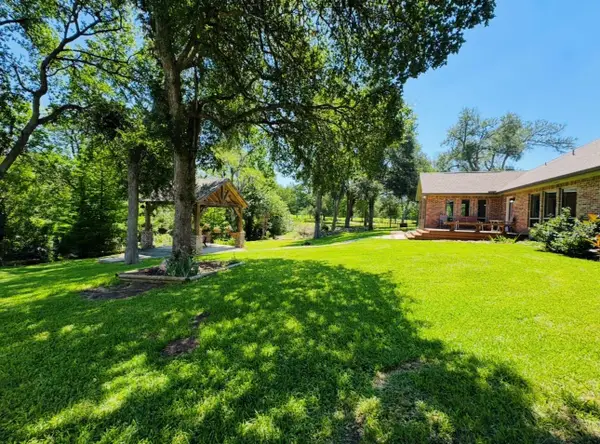 203 E 11th St, Elgin, TX 78621