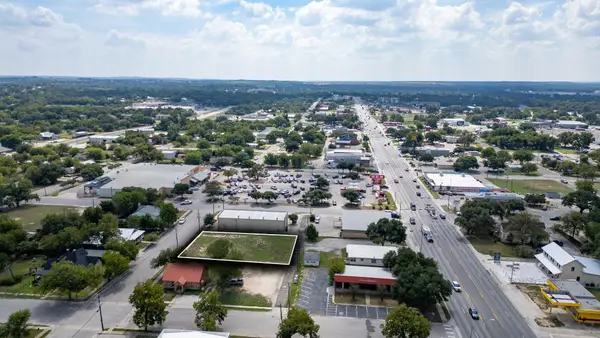 606 S Chestnut St, Lampasas, TX 76550