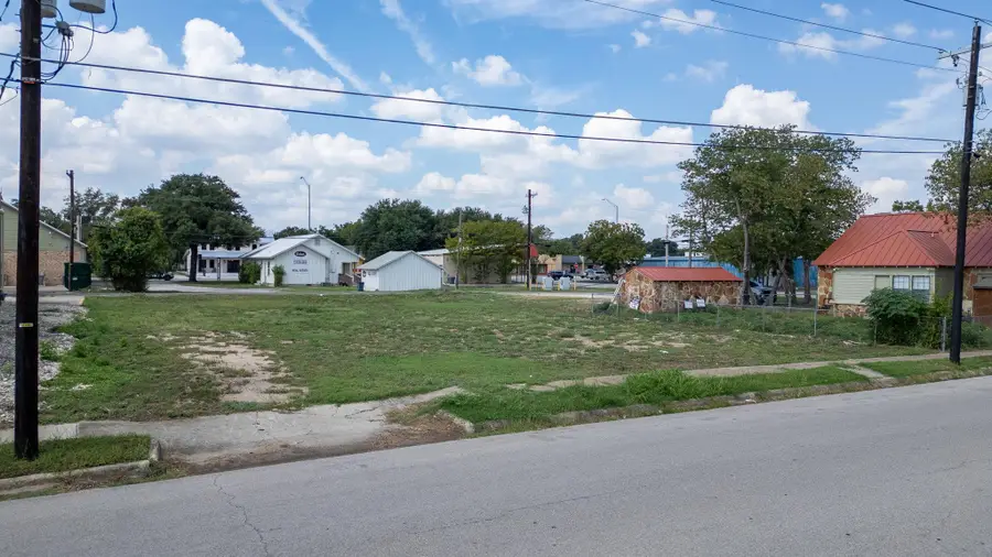 606 S Chestnut St, Lampasas, TX 76550 - #2