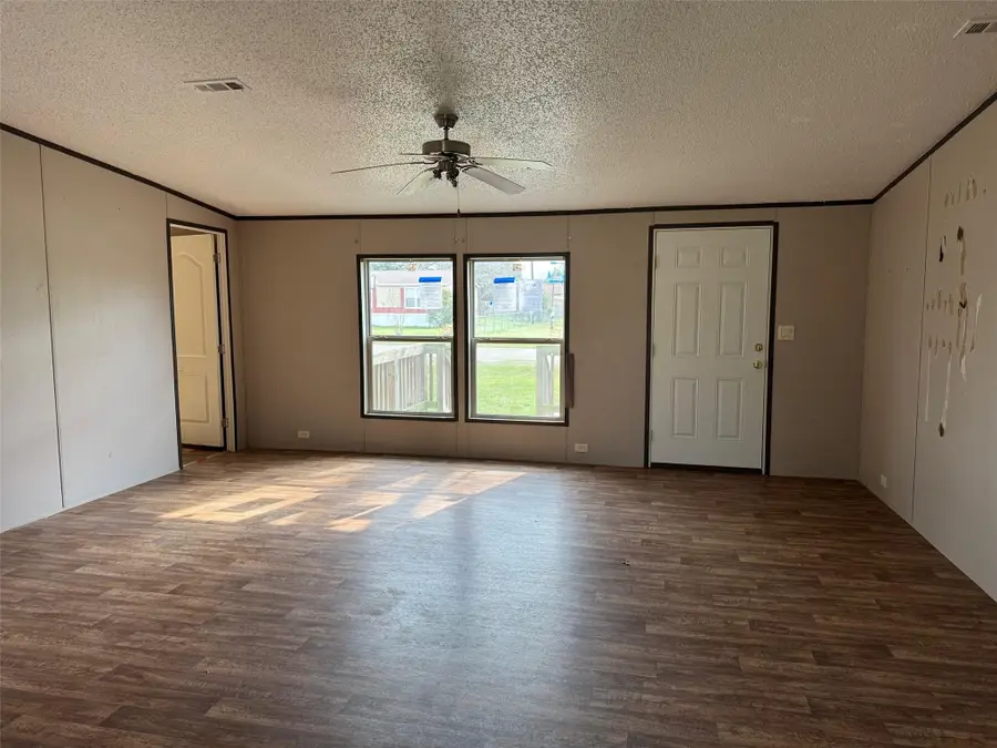 118 W 8th St, Flatonia, TX 78941 - #3