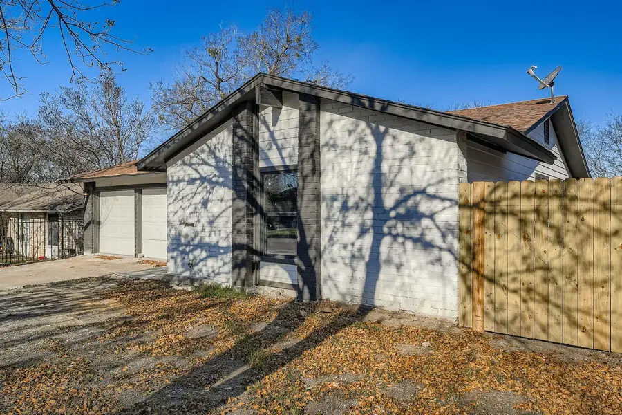 7004 E Meadow Bend Dr, Austin, TX 78724 - Image #2