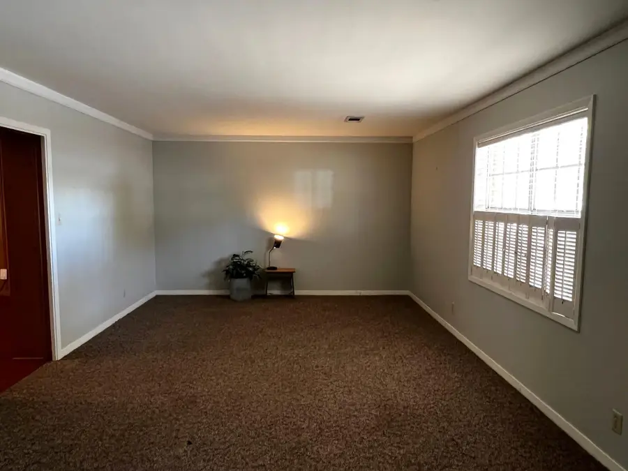 235 W Lower Line St, La Grange, TX 78945 - Image #2