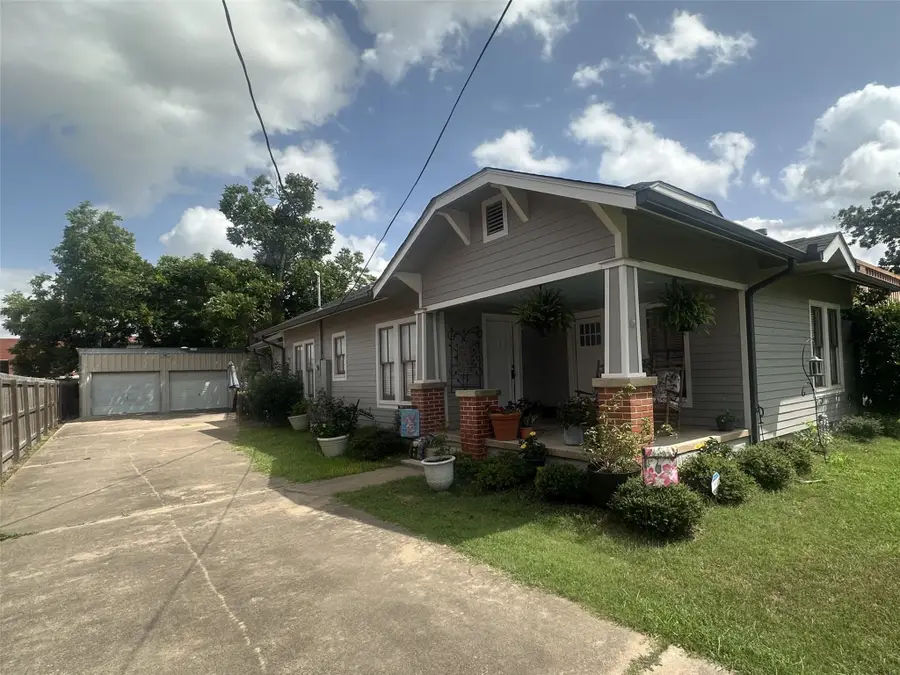 129 E Crockett St, La Grange, TX 78945 - Image #2