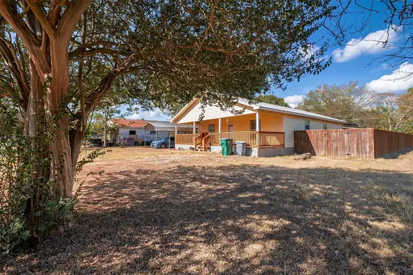 300 Walker St, Smithville, TX 78957