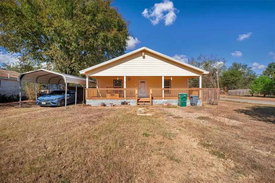 300 Walker St, Smithville, TX 78957 - Image #2