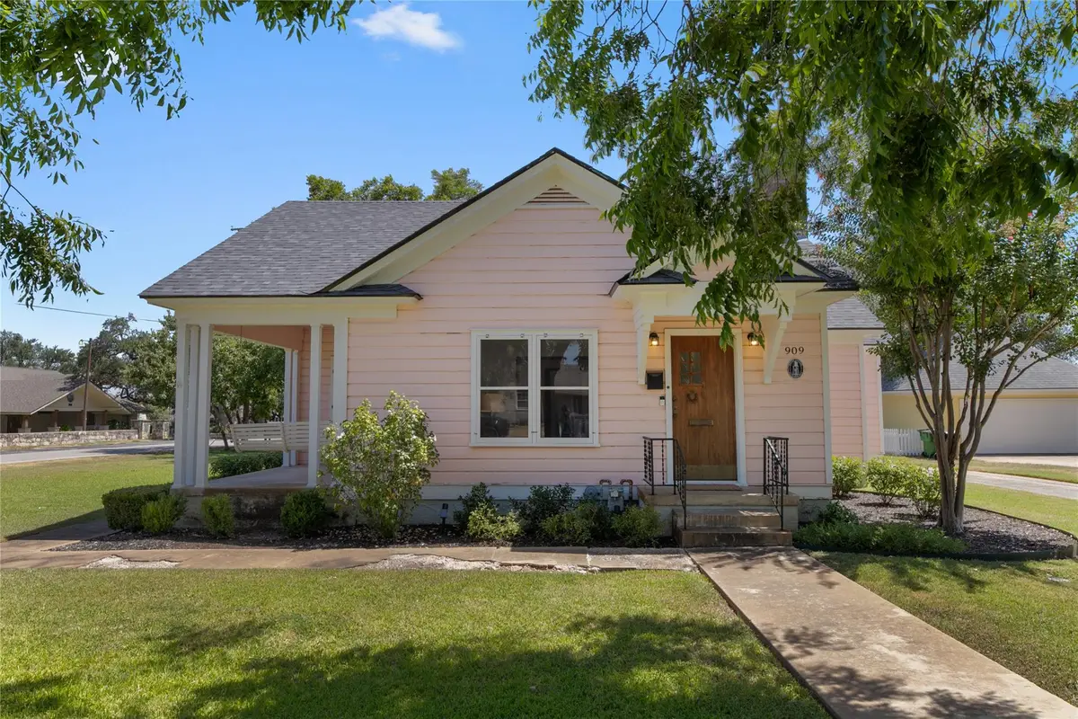 909 E Liberty Ave, Round Rock, TX 78664 - #1