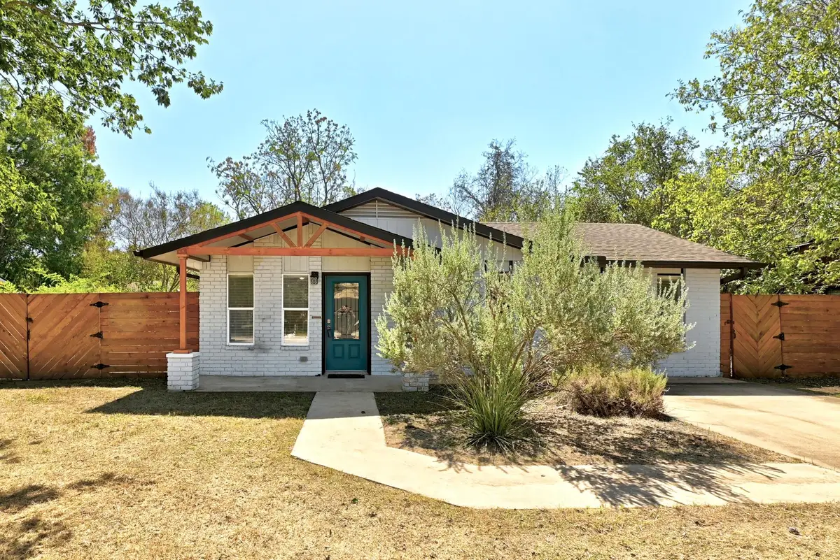 407 Magnolia St, Bastrop, TX 78602 - #1