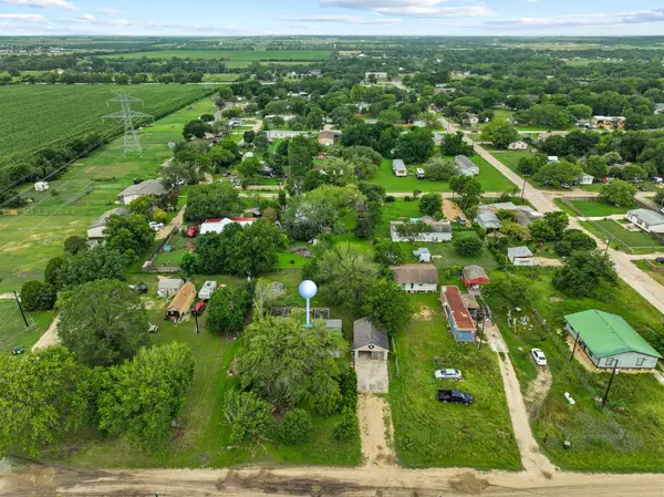 205 Skycrest Dr, Martindale, TX 78655