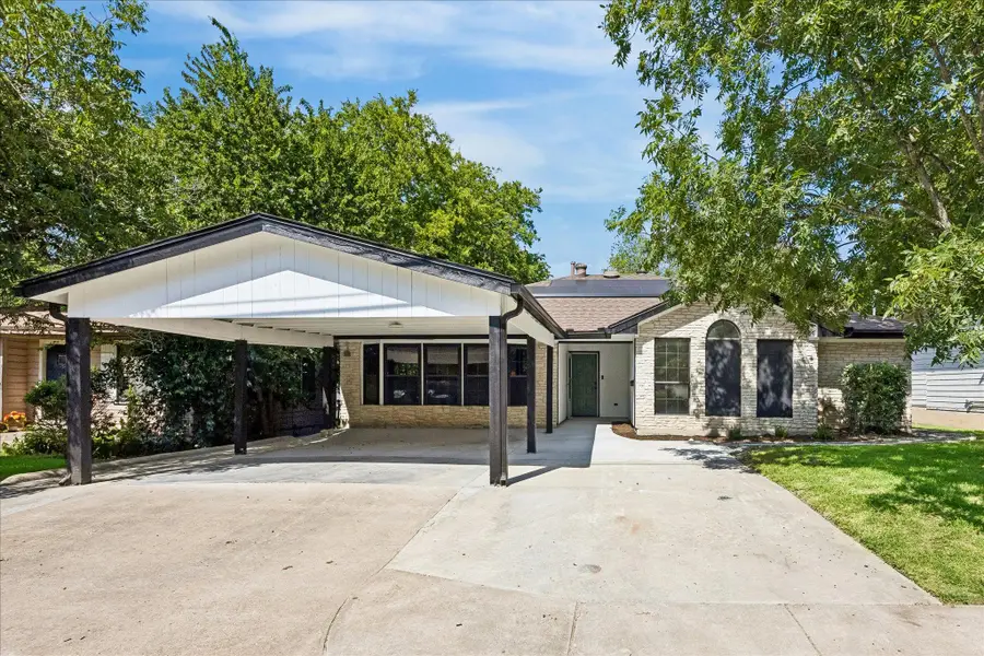 1706 Davis St, Taylor, TX 76574 - #2