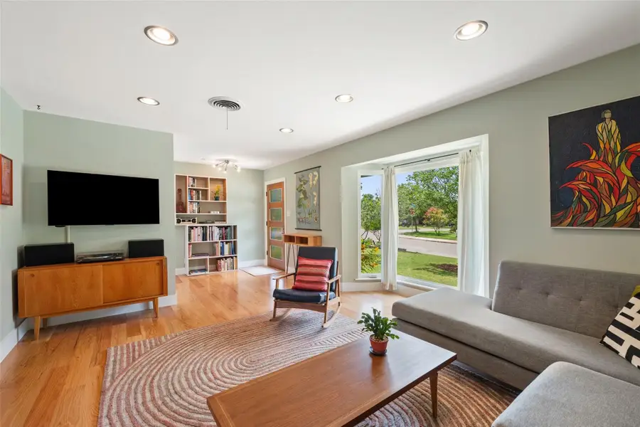 102 E Crestland Dr, Austin, TX 78752 - #3