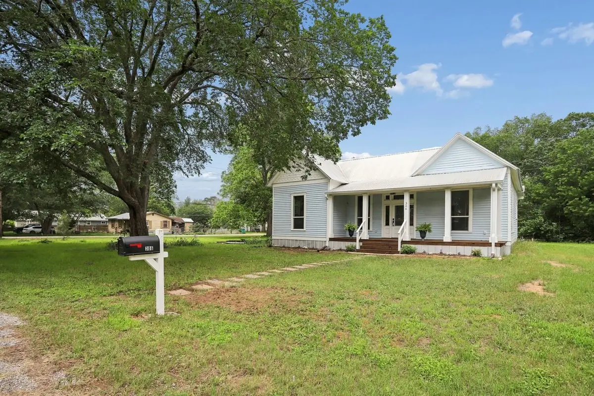 306 Rivers St, Smithville, TX 78957 - #1