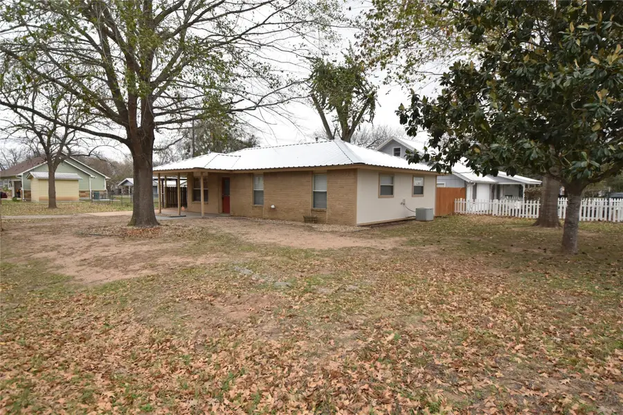 608 Wilkes St, Smithville, TX 78957 - Image #2