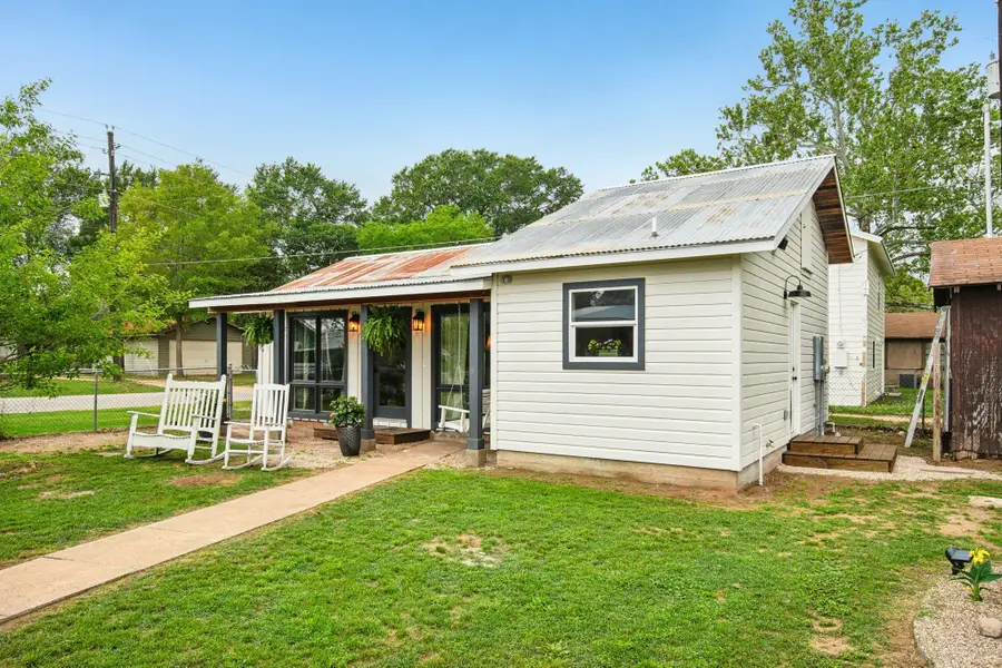 801 Bishop St, Smithville, TX 78957 - Image #2