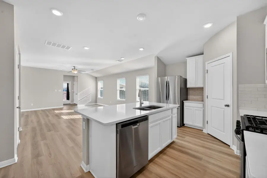 900 Main St, Hutto, TX 78634 - #3