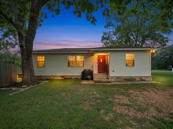 608 Washington St, Smithville, TX 78957