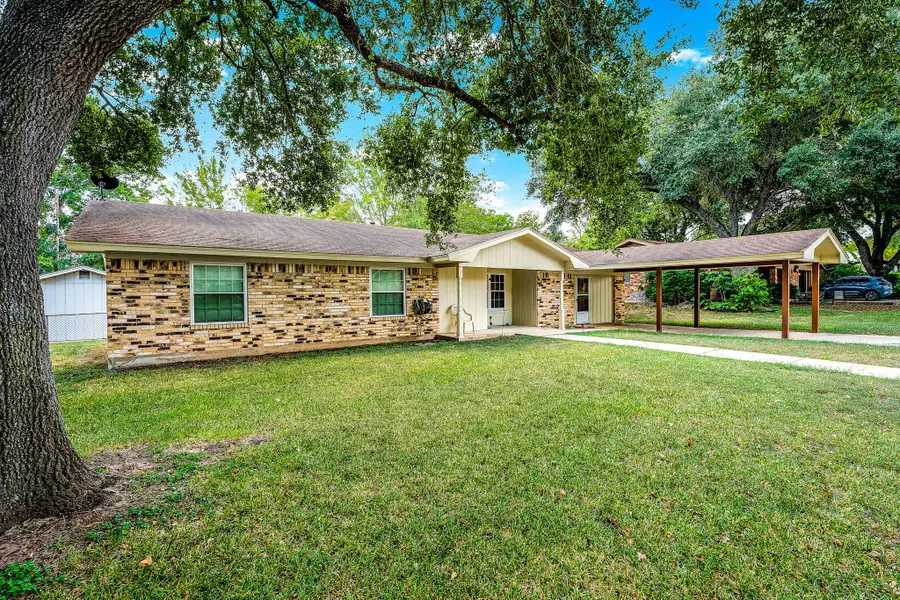212 Hillview Dr, Luling, TX 78648 - Image #2