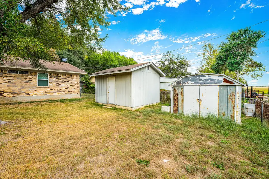 212 Hillview Dr, Luling, TX 78648 - Image #3