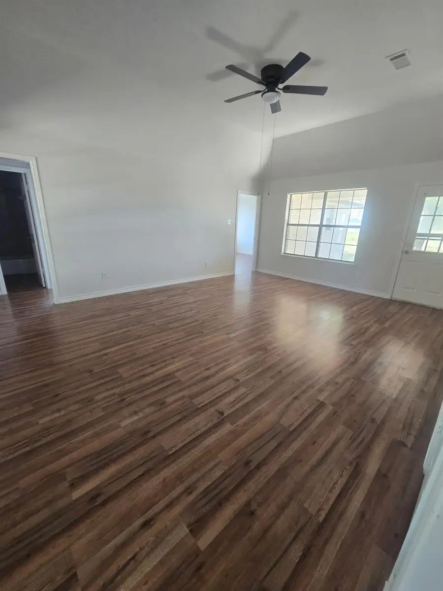 1019 San Jacinto St, Lockhart, TX 78644 - #2