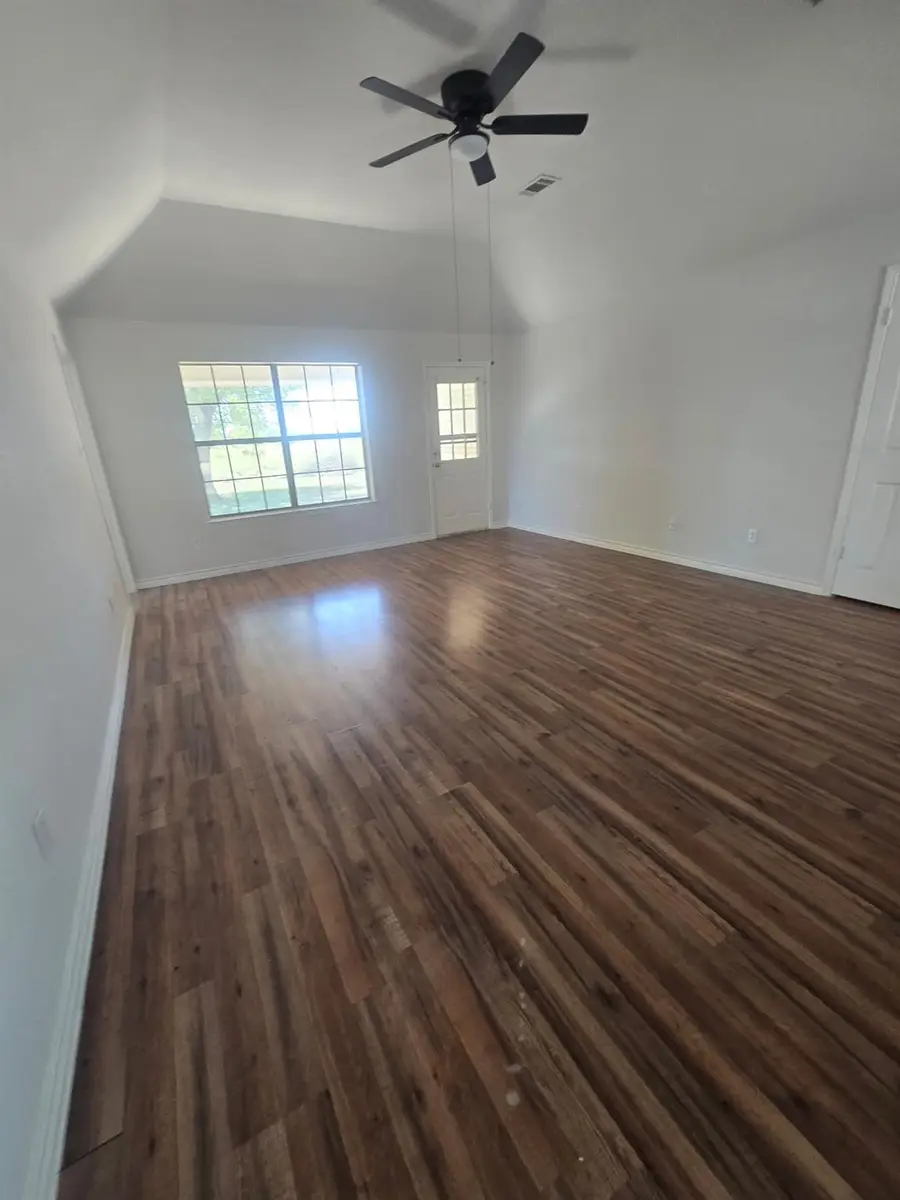1019 San Jacinto St, Lockhart, TX 78644 - #3