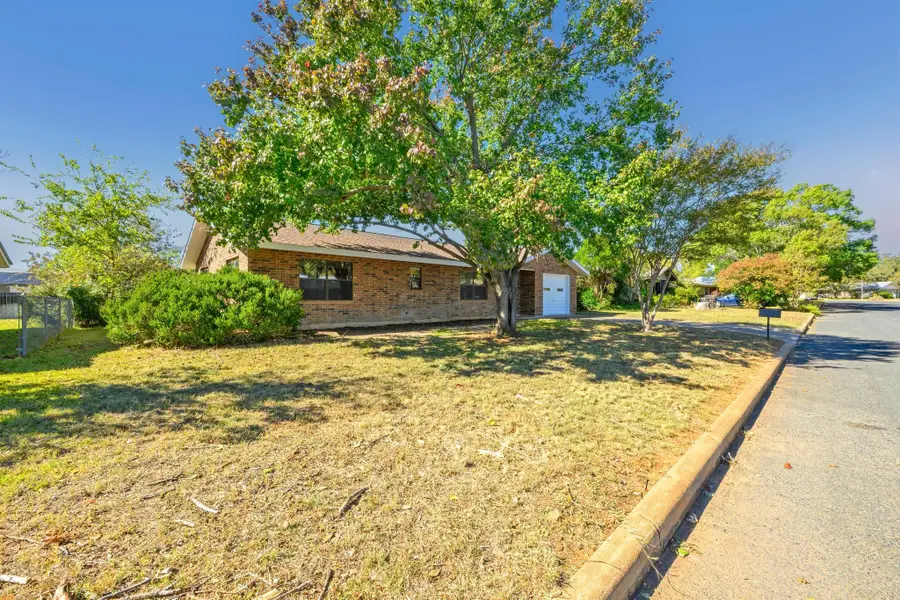 203 Broadmoor Dr, Fredericksburg, TX 78624 - Image #2