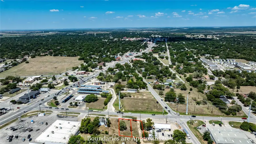 300 Blackjack St, Lockhart, TX 78644 - Image #2