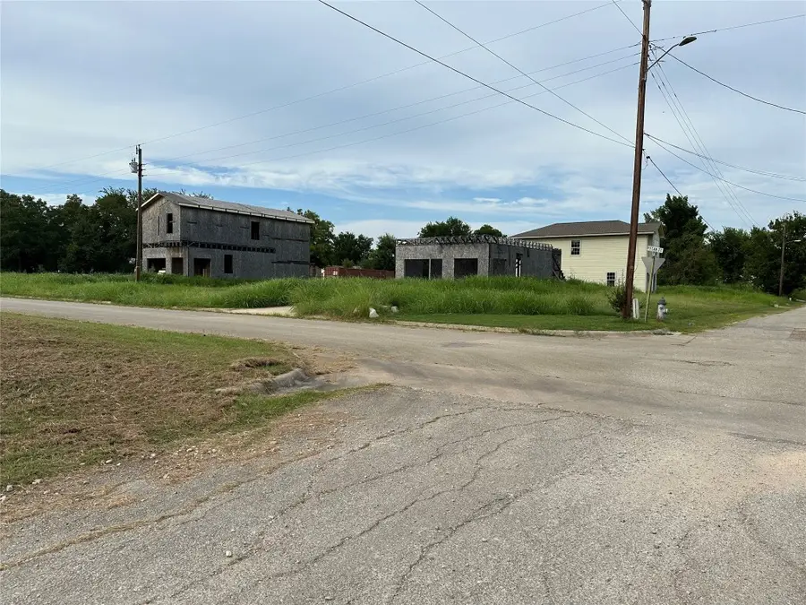 213 4th St, Rockdale, TX 76567 - Image #2