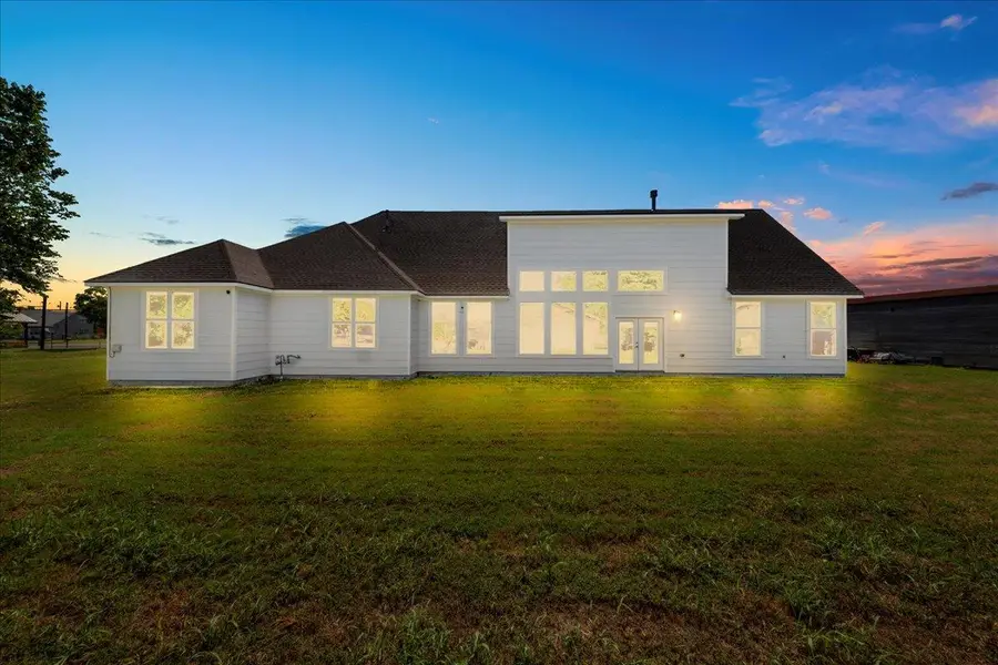 859 N Grimes St, Giddings, TX 78942 - Image #2