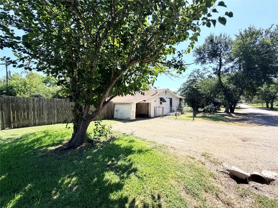 2200 W Gillis Ave, Cameron, TX 76520 - #2