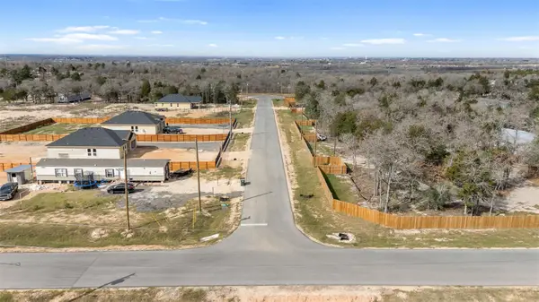 131 Los Robles Rd, Elgin, TX 78621