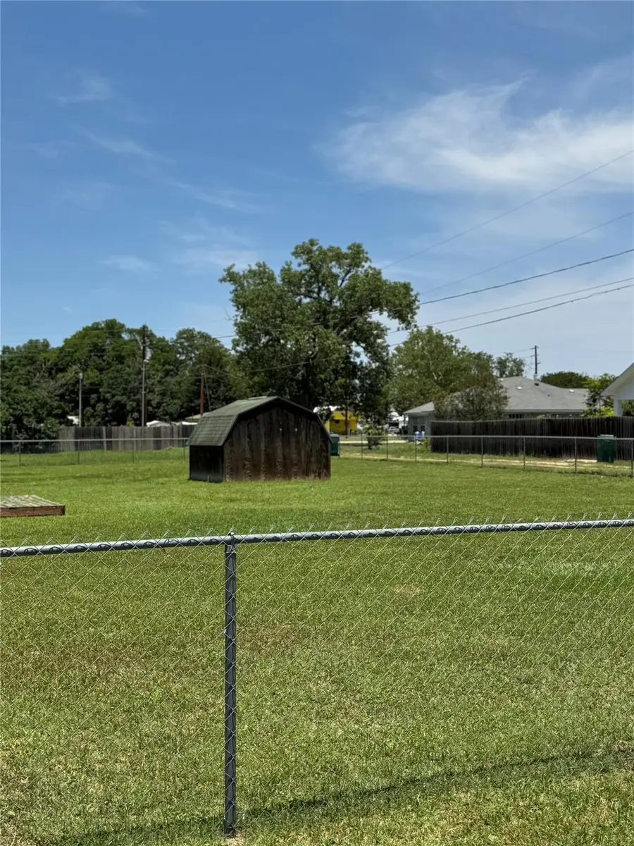 405 Lynch St, Smithville, TX 78957 - Image #3