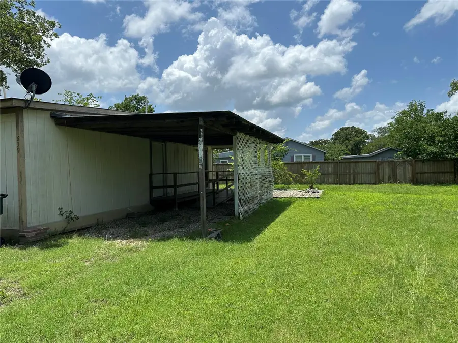 639 N Manse Ave, Giddings, TX 78942 - Image #3