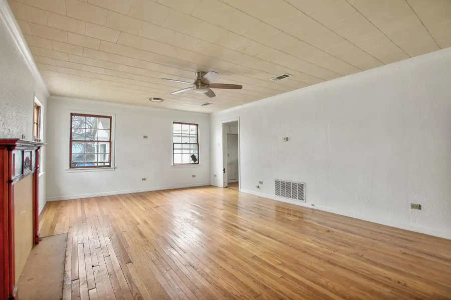 921 W 5th St, Taylor, TX 76574 - Image #3