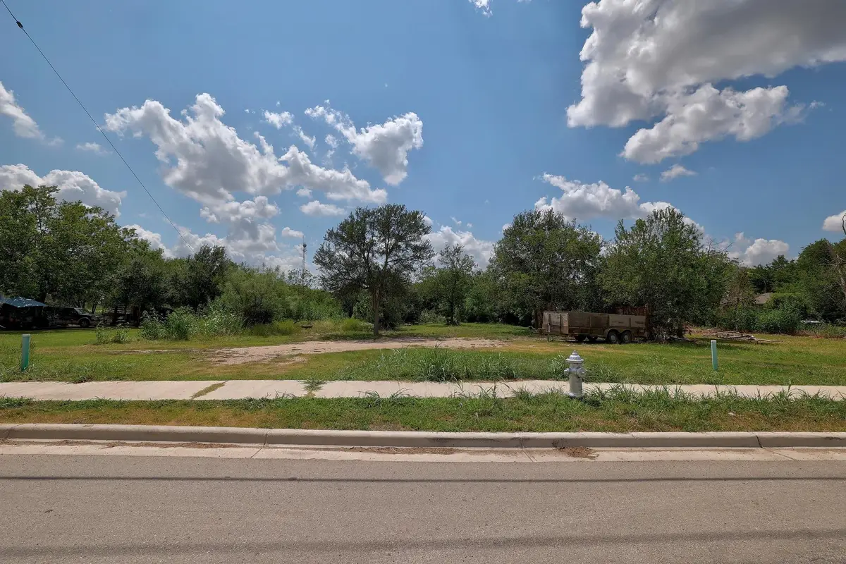 107 N Robinson St, Taylor, TX 76574 - Image #1