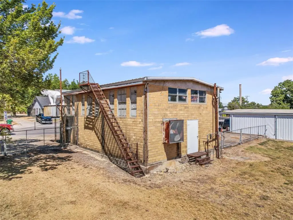 1018 N Main St, Taylor, TX 76574 - #1