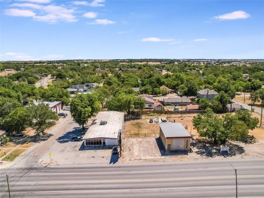 1018 N Main St, Taylor, TX 76574 - #3