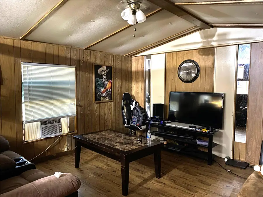 410 W North St, Kyle, TX 78640 - #2