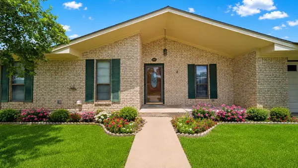 487 Edgewood Ave, Giddings, TX 78942