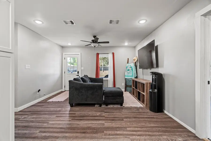 902 Miller St, Rockdale, TX 76567 - Image #2