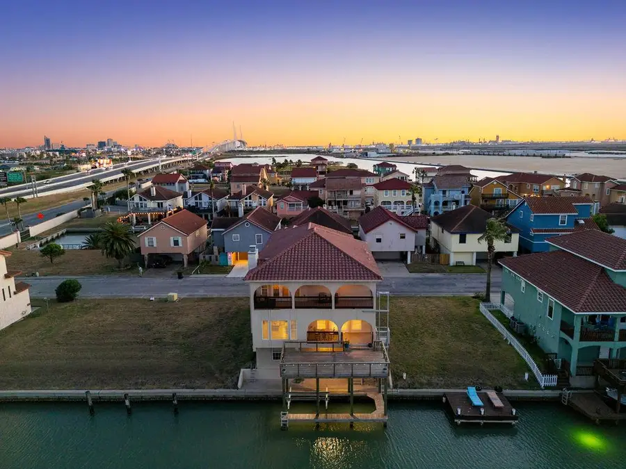 718 Crown Hbr, Corpus Christi, TX 78402 - Image #2